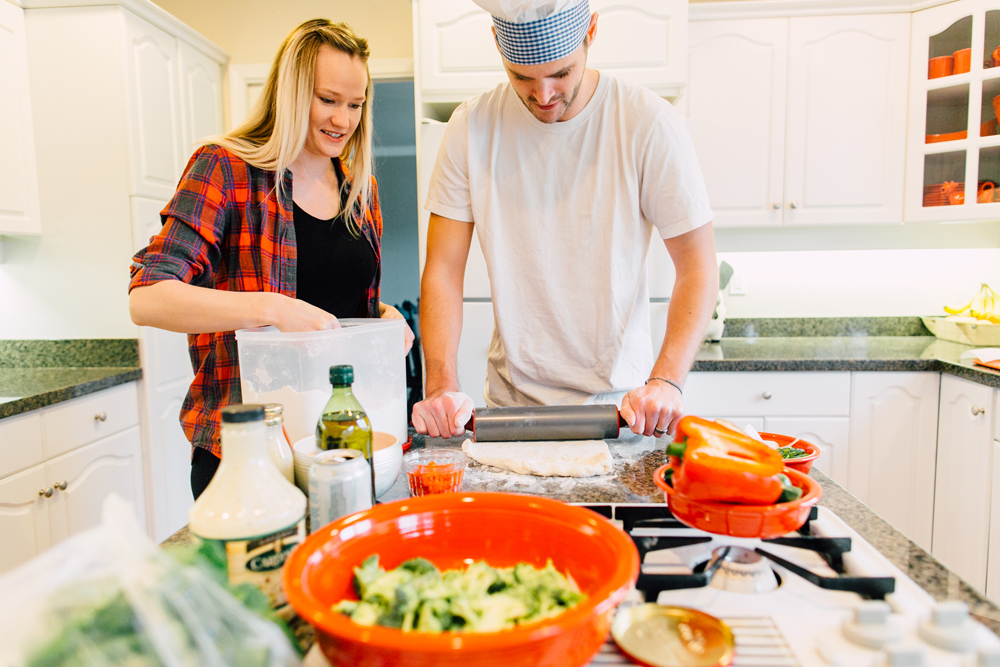 004-bellingham-lifestyle-photographer-katheryn-moran-pizza-baking-home-session-anna-rudy.jpg