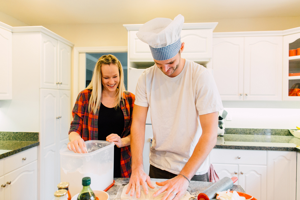 006-bellingham-lifestyle-photographer-katheryn-moran-pizza-baking-home-session-anna-rudy.jpg