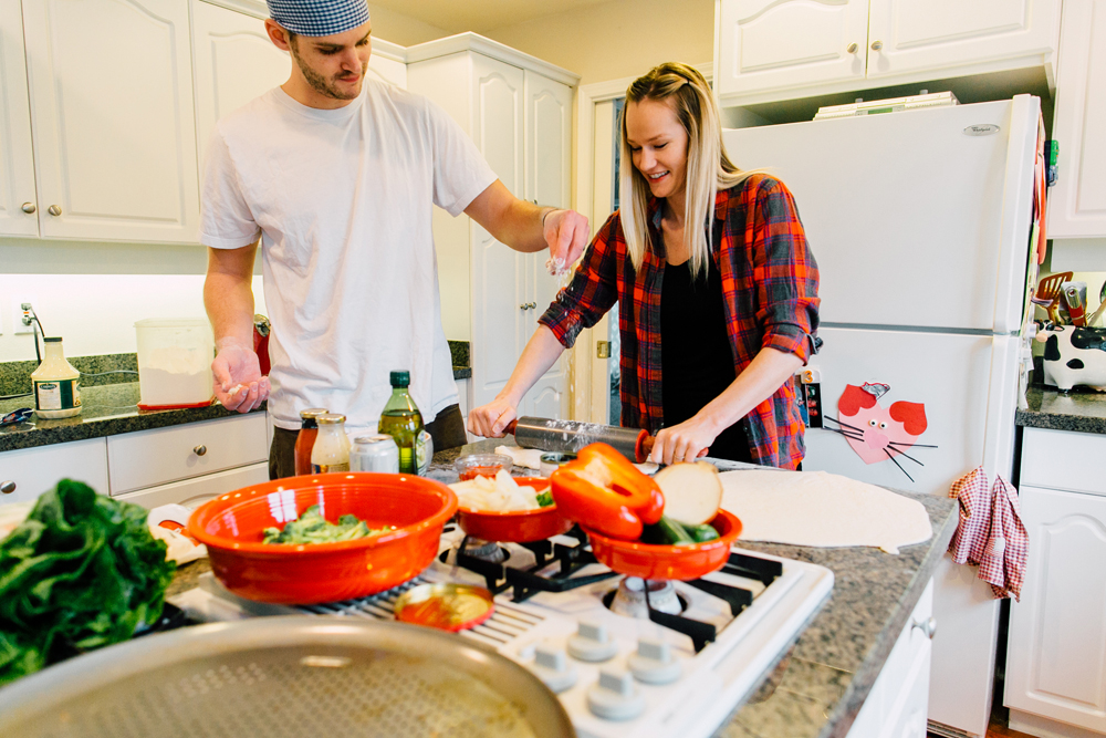 007-bellingham-lifestyle-photographer-katheryn-moran-pizza-baking-home-session-anna-rudy.jpg