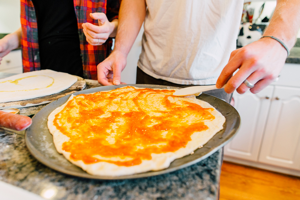 014-bellingham-lifestyle-photographer-katheryn-moran-pizza-baking-home-session-anna-rudy.jpg