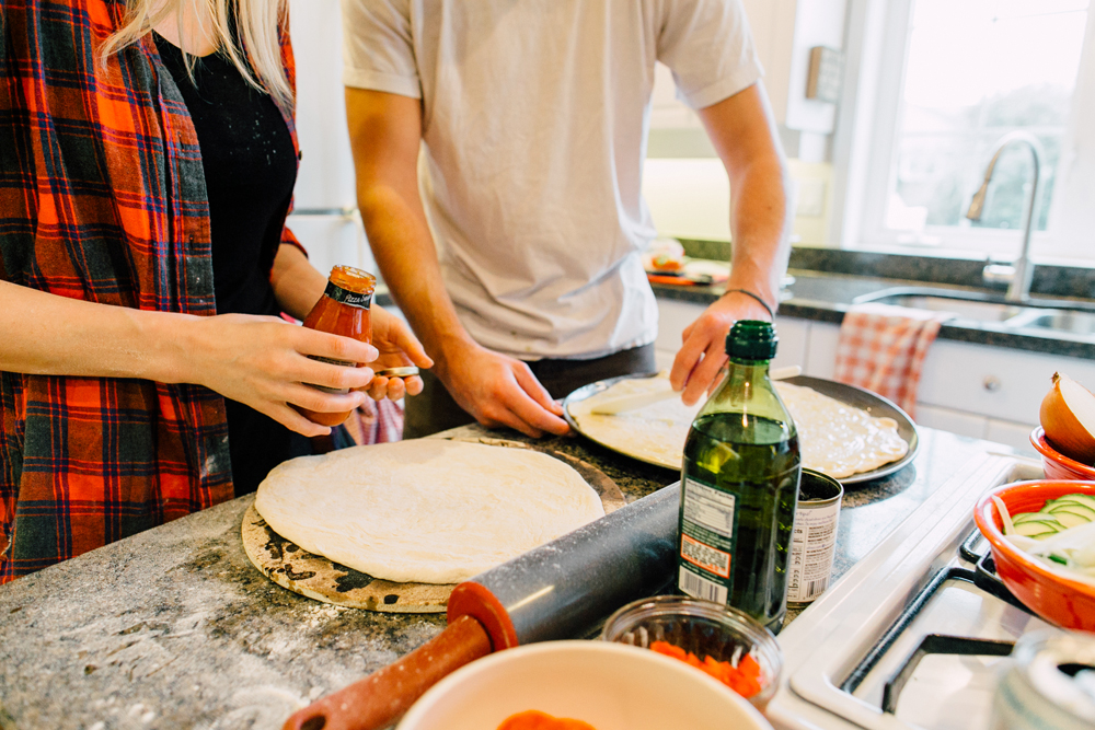 012-bellingham-lifestyle-photographer-katheryn-moran-pizza-baking-home-session-anna-rudy.jpg