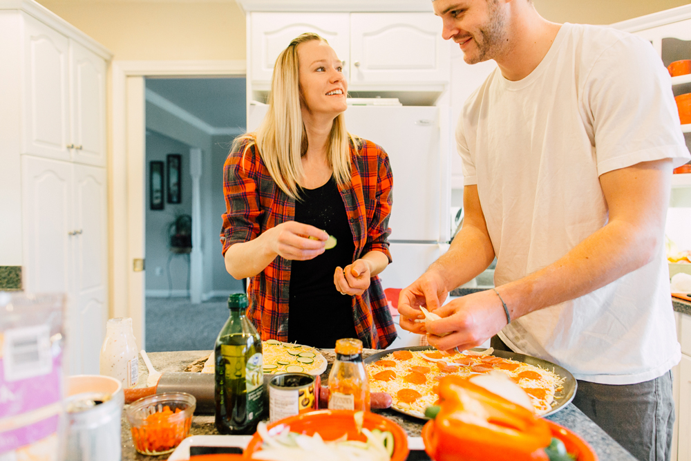 018-bellingham-lifestyle-photographer-katheryn-moran-pizza-baking-home-session-anna-rudy.jpg