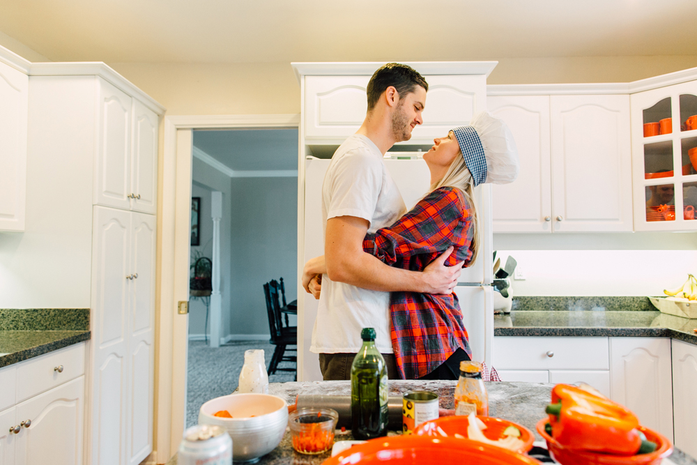 019-bellingham-lifestyle-photographer-katheryn-moran-pizza-baking-home-session-anna-rudy.jpg