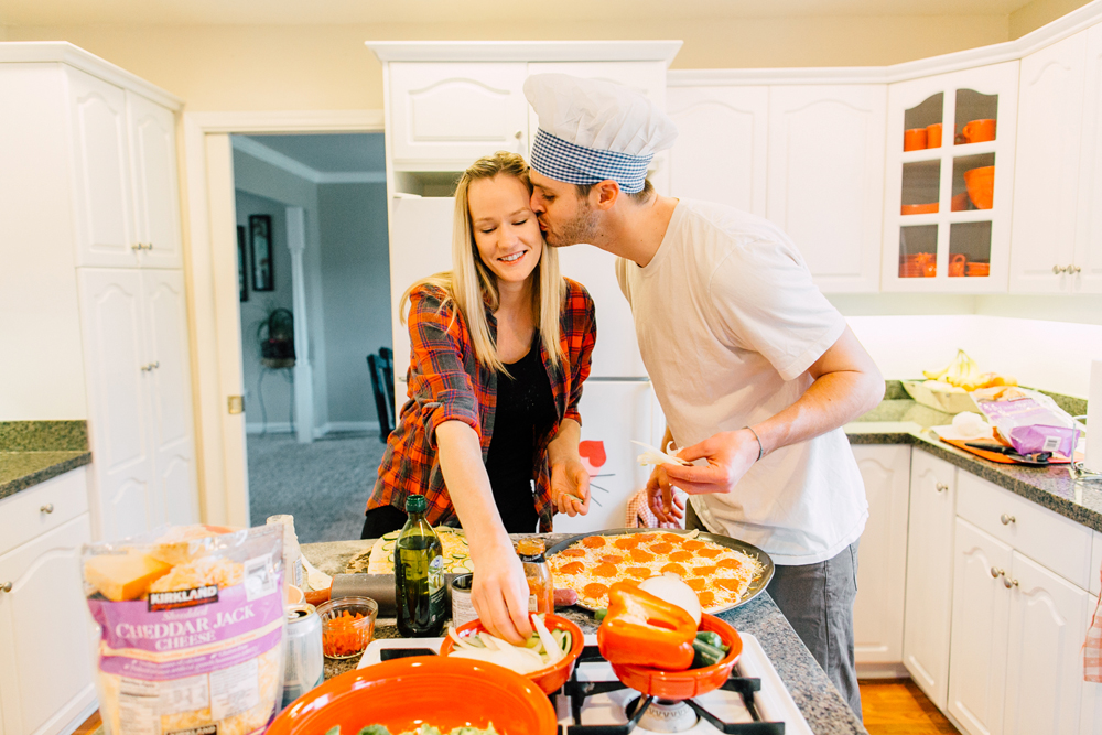 017-bellingham-lifestyle-photographer-katheryn-moran-pizza-baking-home-session-anna-rudy.jpg