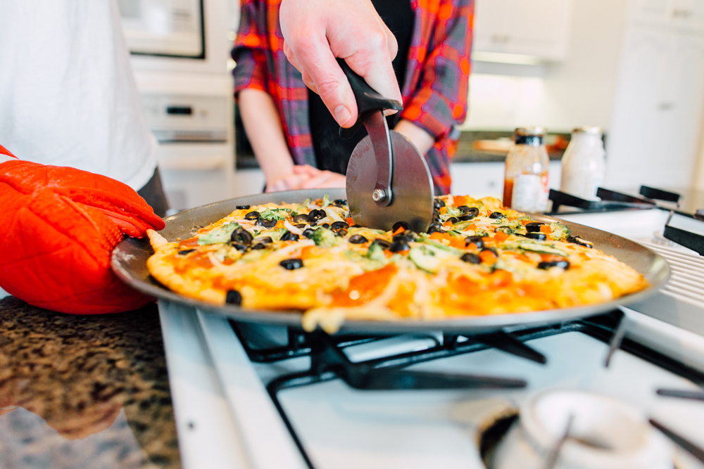 021-bellingham-lifestyle-photographer-katheryn-moran-pizza-baking-home-session-anna-rudy.jpg