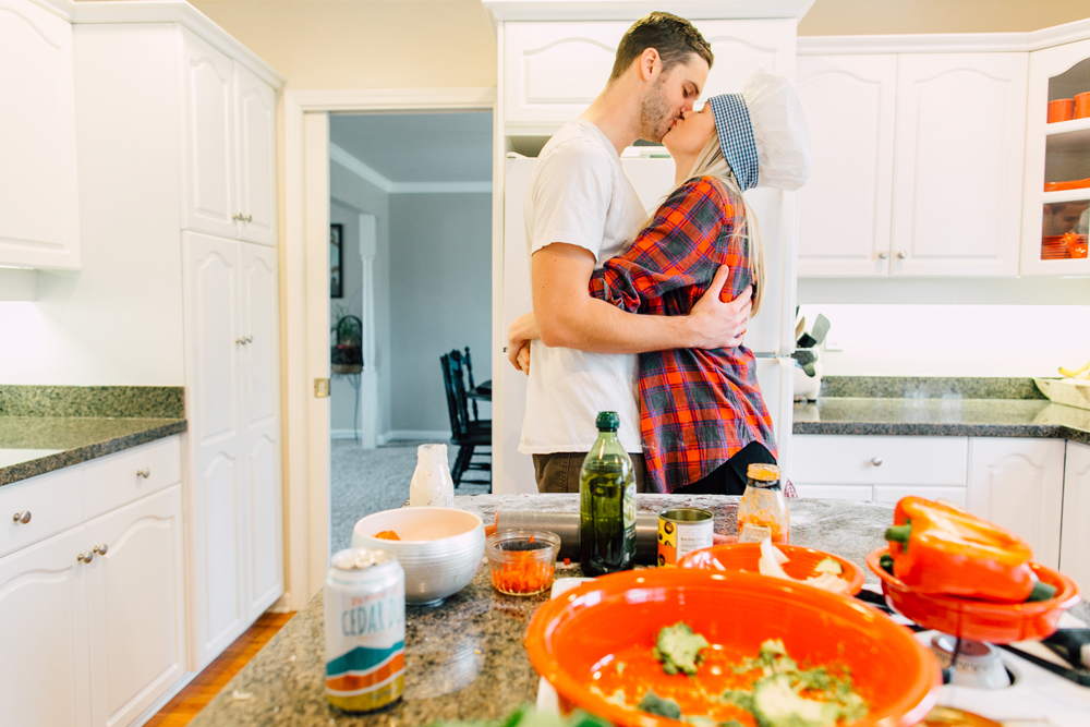 020-bellingham-lifestyle-photographer-katheryn-moran-pizza-baking-home-session-anna-rudy.jpg