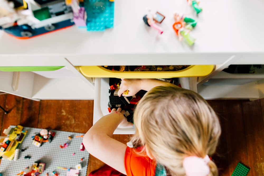 006-bellingham-lifestyle-photographer-katheryn-moran-lego-building-in-home-session.jpg