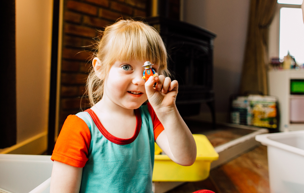 011-bellingham-lifestyle-photographer-katheryn-moran-lego-building-in-home-session.jpg