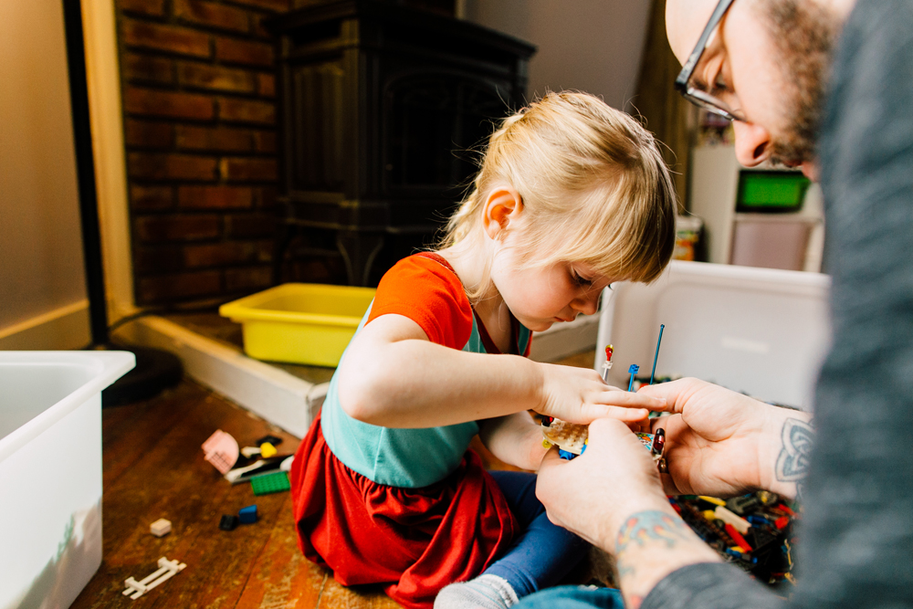 019-bellingham-lifestyle-photographer-katheryn-moran-lego-building-in-home-session.jpg