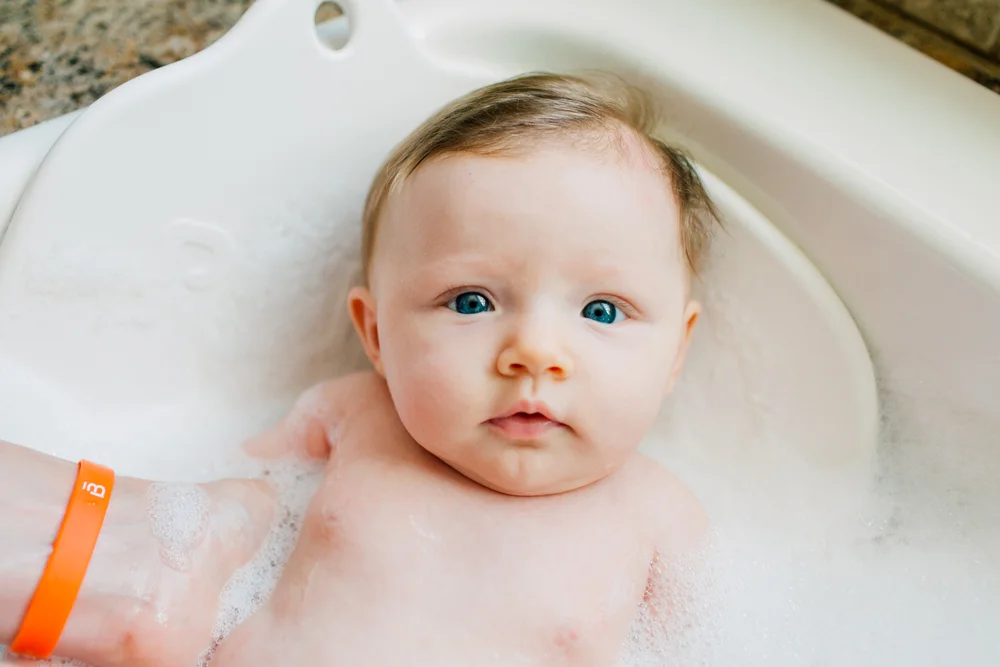 003-bellingham-lifestyle-photographer-katheryn-moran-baby-isla-bath.jpg