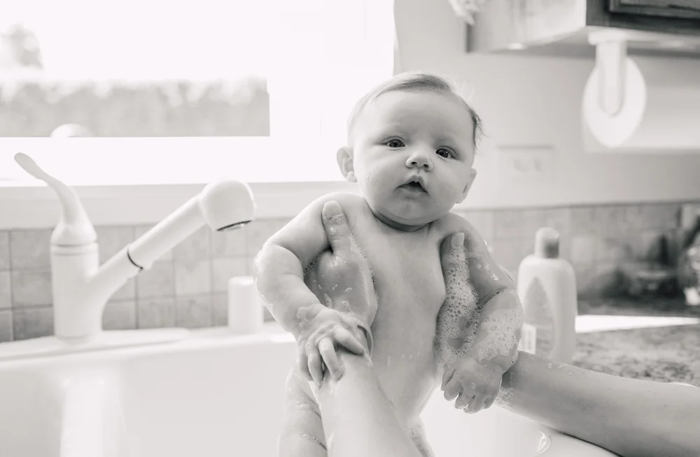 006-bellingham-lifestyle-photographer-katheryn-moran-baby-isla-bath.jpg