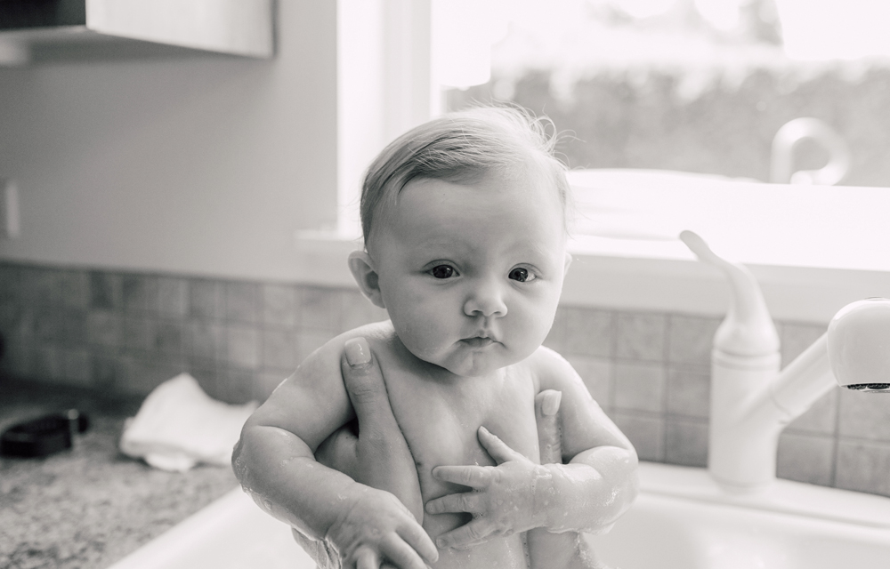 010-bellingham-lifestyle-photographer-katheryn-moran-baby-isla-bath.jpg