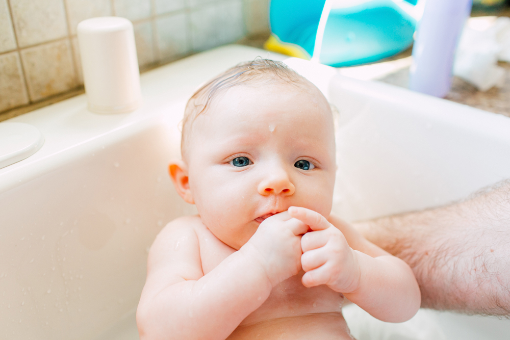 014-bellingham-lifestyle-photographer-katheryn-moran-baby-isla-bath.jpg