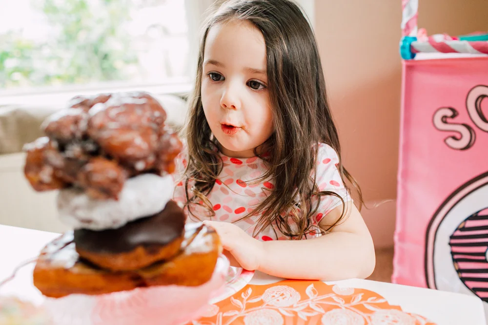 017-bellingham-family-lifestyle-photographer-katheryn-moran-donut-shop-ludke.jpg