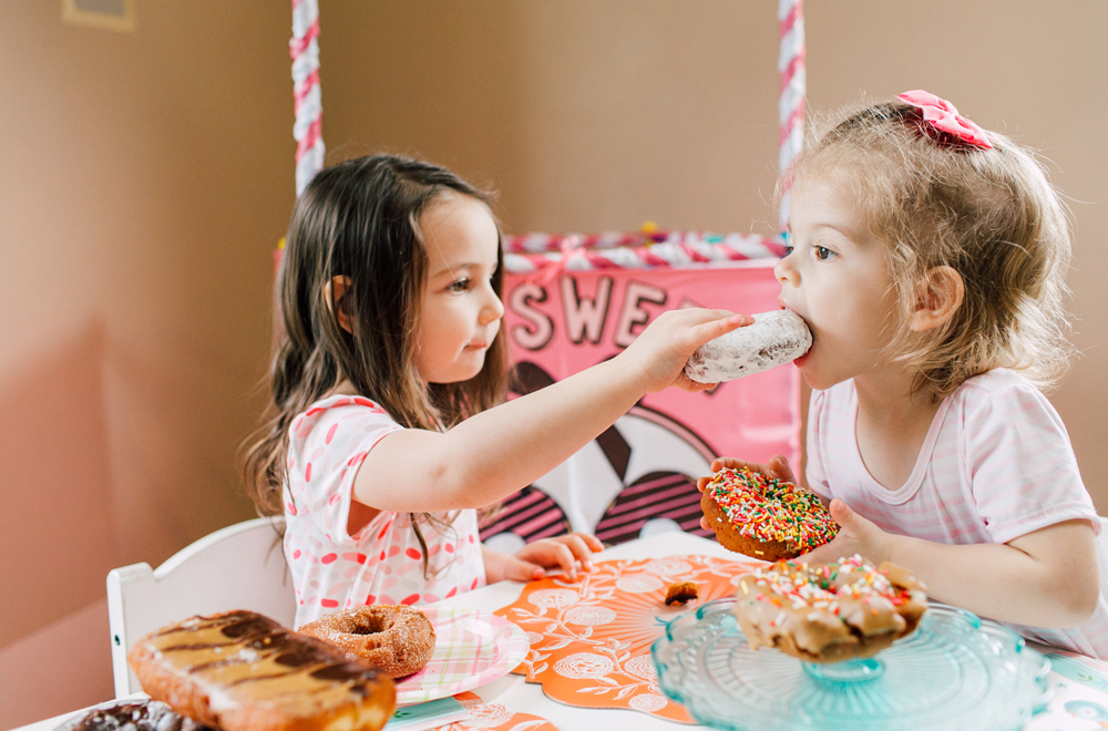 020-bellingham-family-lifestyle-photographer-katheryn-moran-donut-shop-ludke.jpg