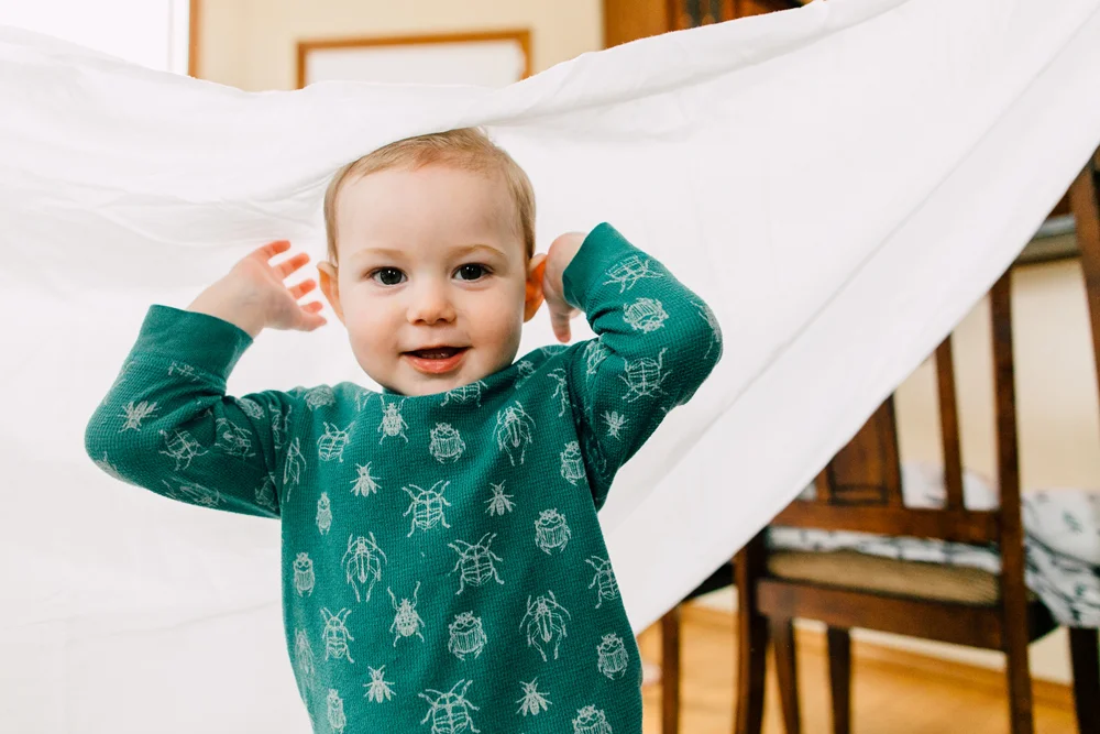 008-bellingham-family-lifestyle-photographer-katheryn-moran-fort-building-pillow-fight-lewis.jpg
