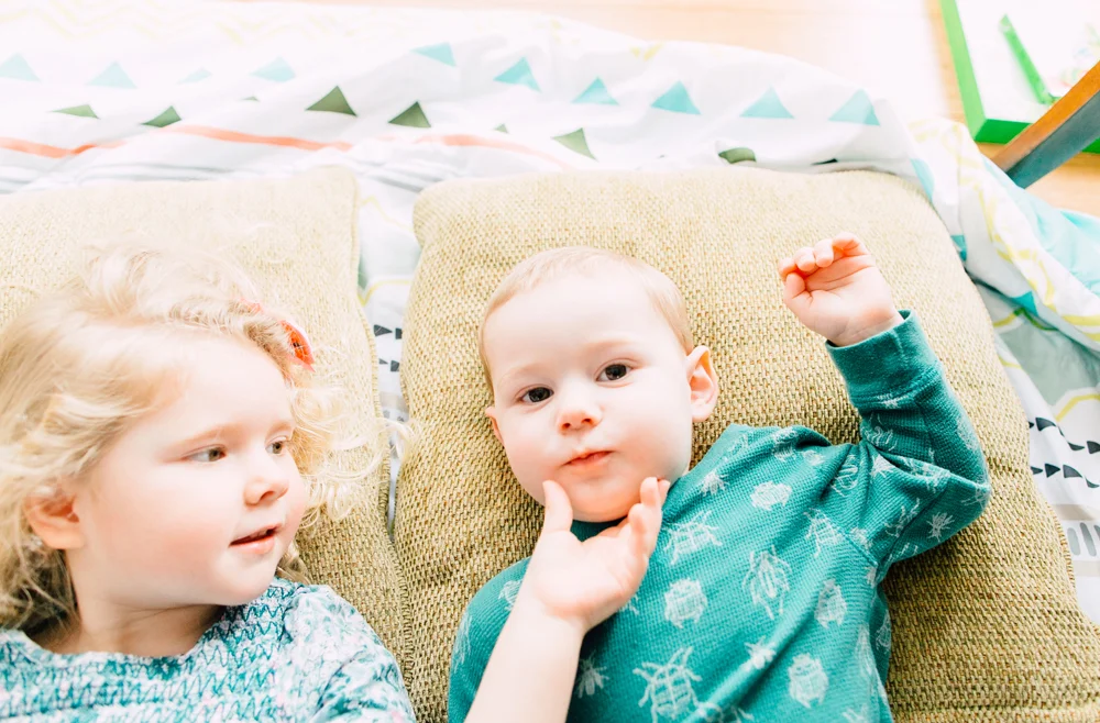 015-bellingham-family-lifestyle-photographer-katheryn-moran-fort-building-pillow-fight-lewis.jpg
