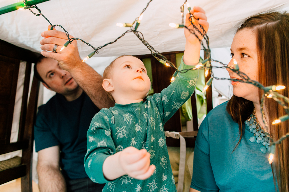 017-bellingham-family-lifestyle-photographer-katheryn-moran-fort-building-pillow-fight-lewis.jpg