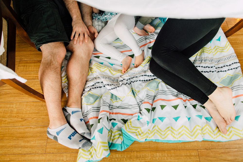 019-bellingham-family-lifestyle-photographer-katheryn-moran-fort-building-pillow-fight-lewis.jpg