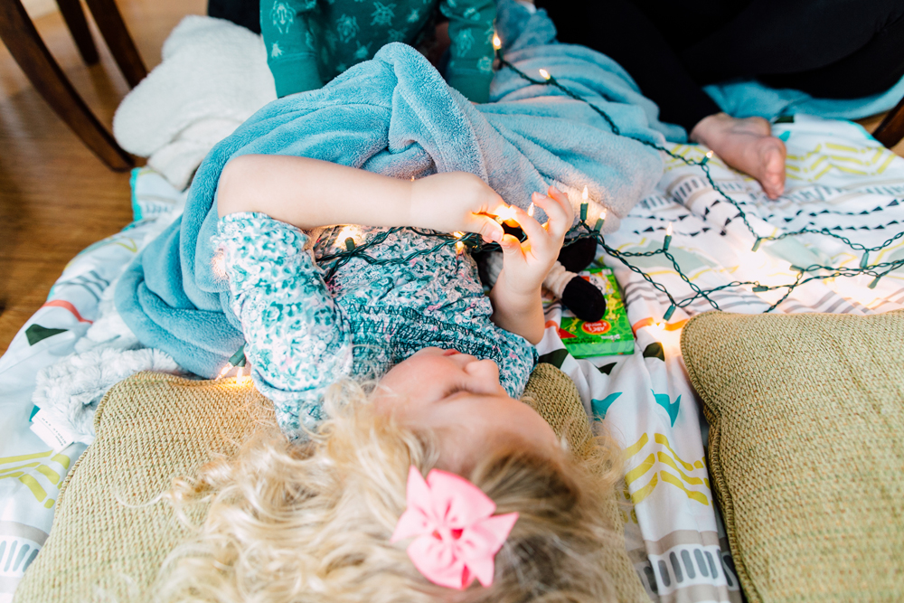 018-bellingham-family-lifestyle-photographer-katheryn-moran-fort-building-pillow-fight-lewis.jpg