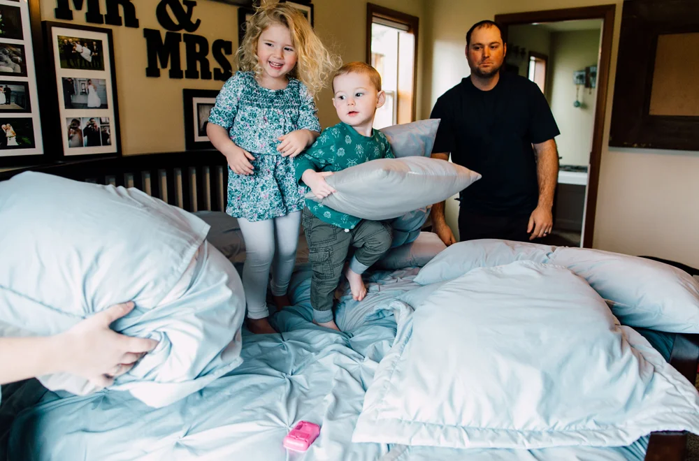 024-bellingham-family-lifestyle-photographer-katheryn-moran-fort-building-pillow-fight-lewis.jpg