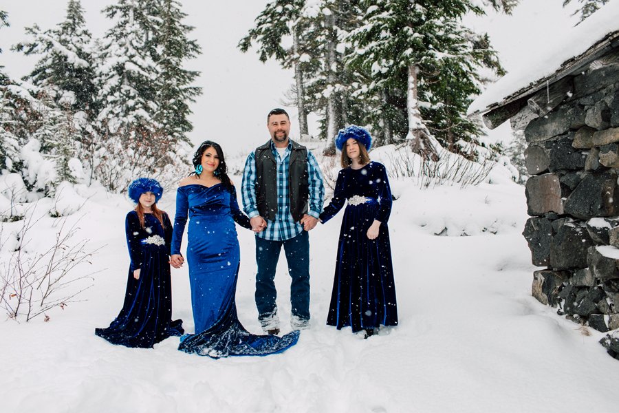 017-bellingham-family-maternity-photographer-katheryn-moran-mount-baker-snow-robin.jpg