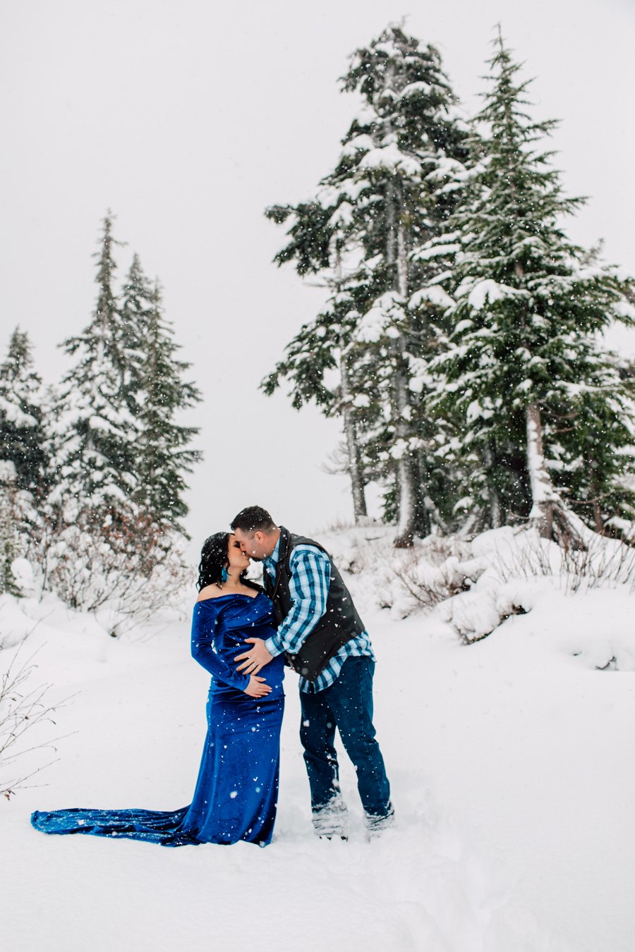 018-bellingham-family-maternity-photographer-katheryn-moran-mount-baker-snow-robin.jpg