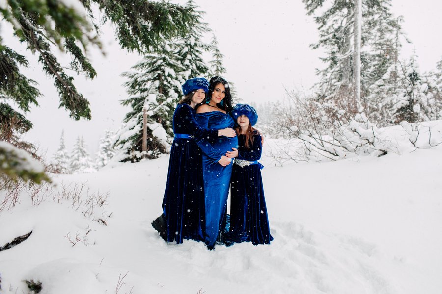 021-bellingham-family-maternity-photographer-katheryn-moran-mount-baker-snow-robin.jpg