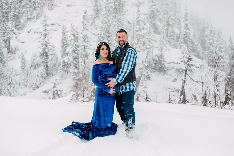 026-bellingham-family-maternity-photographer-katheryn-moran-mount-baker-snow-robin.jpg