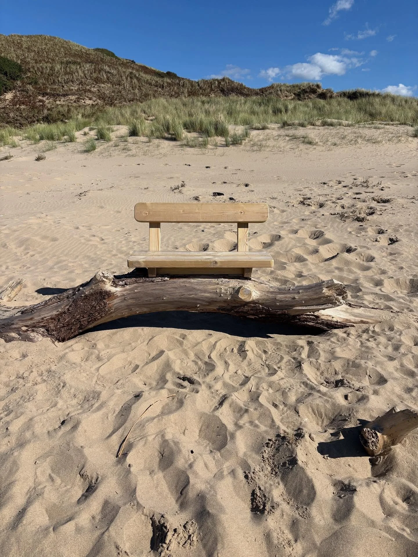 Perspectives on a bench. A beautifully crafted bench has appeared on the washed up tree trunk that&rsquo;s been on #BroughtonBay #Llangennith #Gower for some time. Some people are so creative and thoughtful. It&rsquo;s just in the right position for 