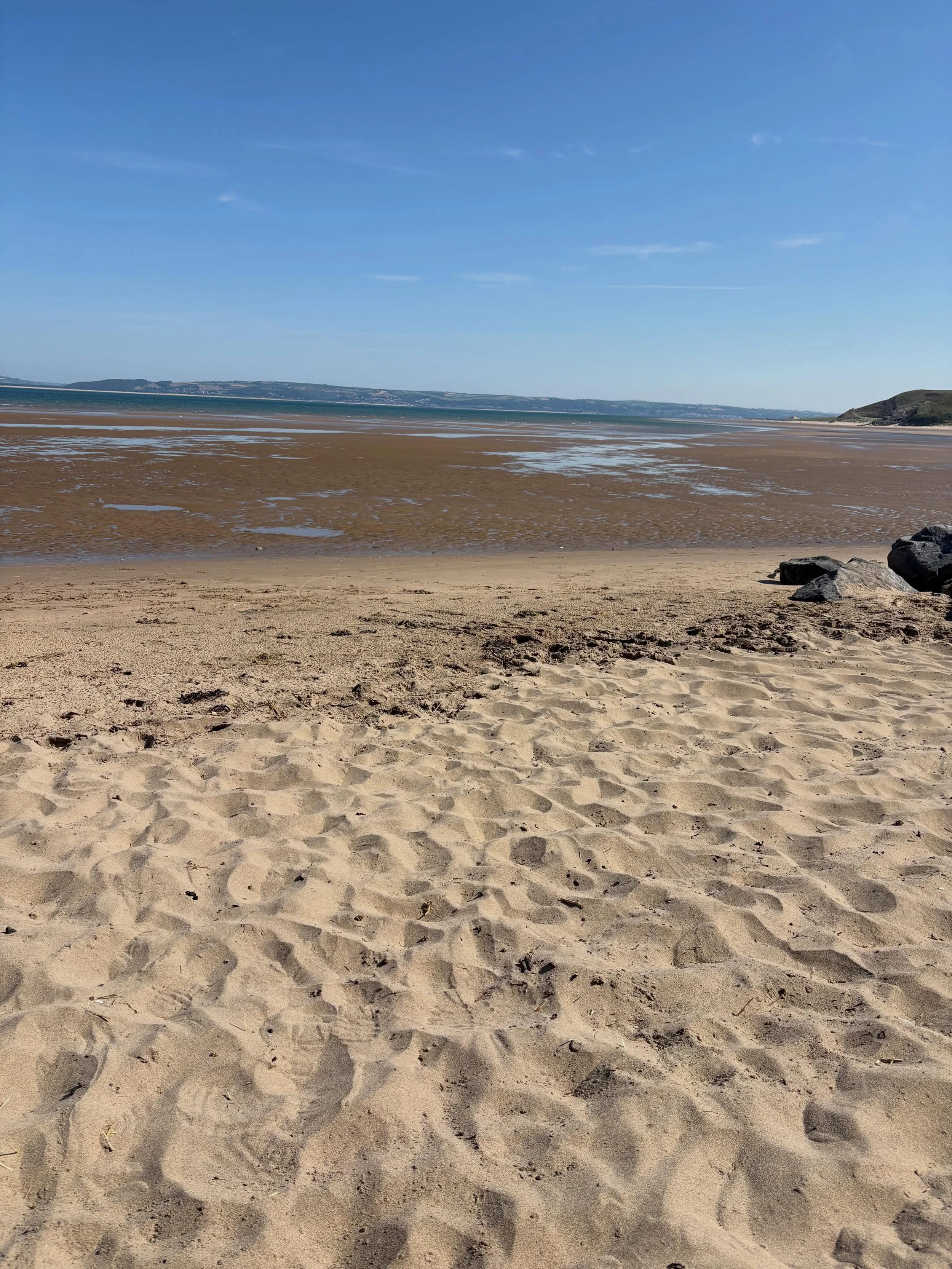 Tried to beat the heat with an early (ish) walk while the tide was dropping back. Packed beach! Just the old man and me. Peat exposed. Lots of jellyfish. Just gorgeous. But didn&rsquo;t beat the heat! #BroughtonBay #Llangennith #Gower #Cymru #happypl