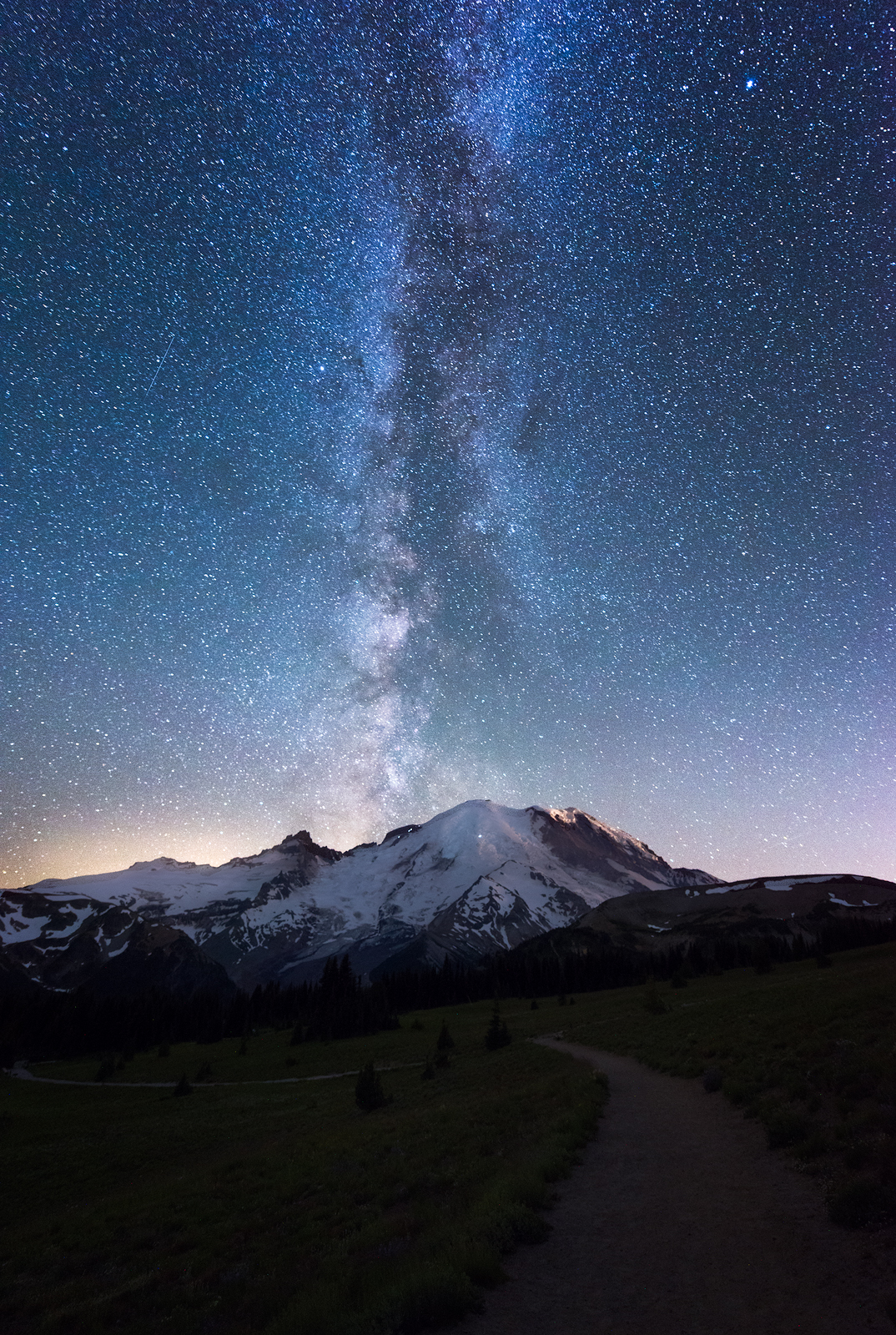 Mt-Rainier-Milky-Way-1600px.jpg