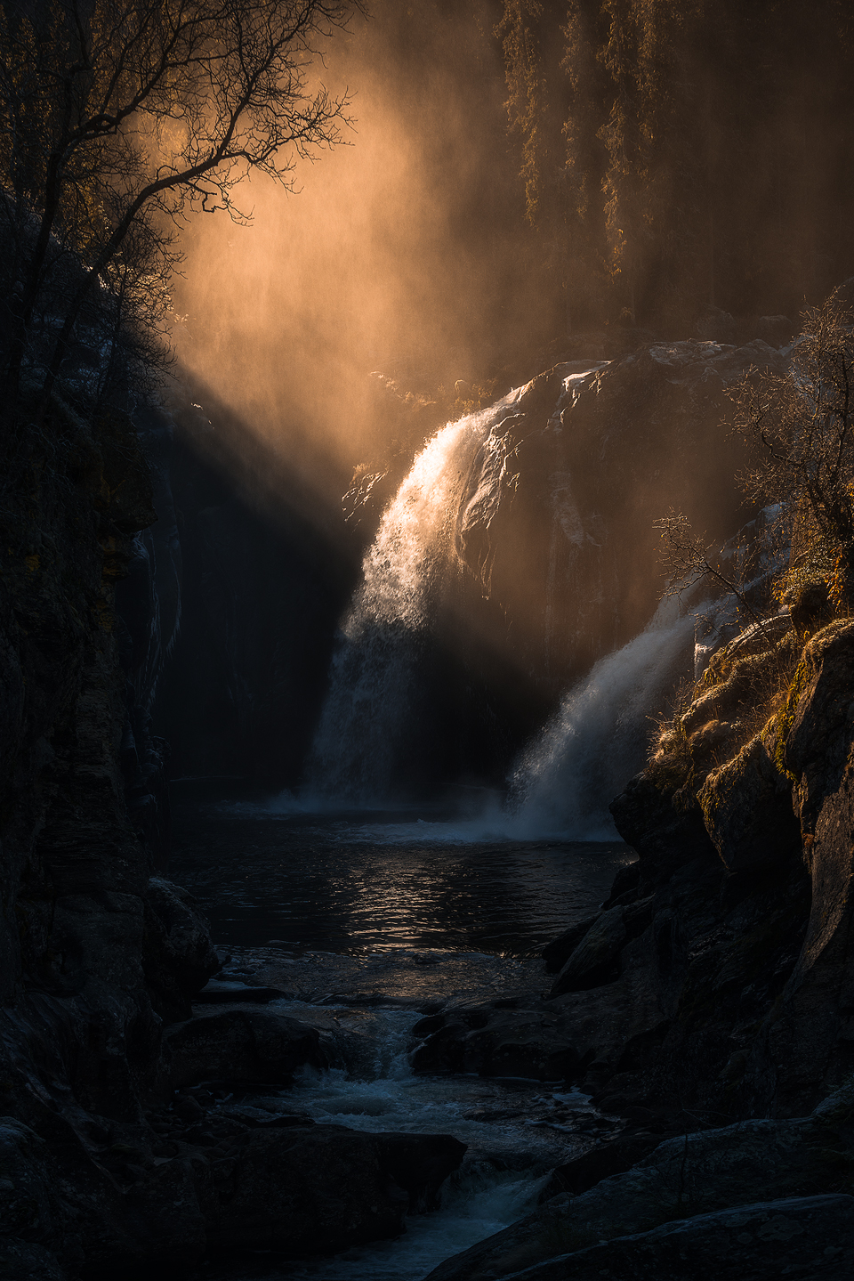 Rjukandefossen-autumn-vertical.jpg