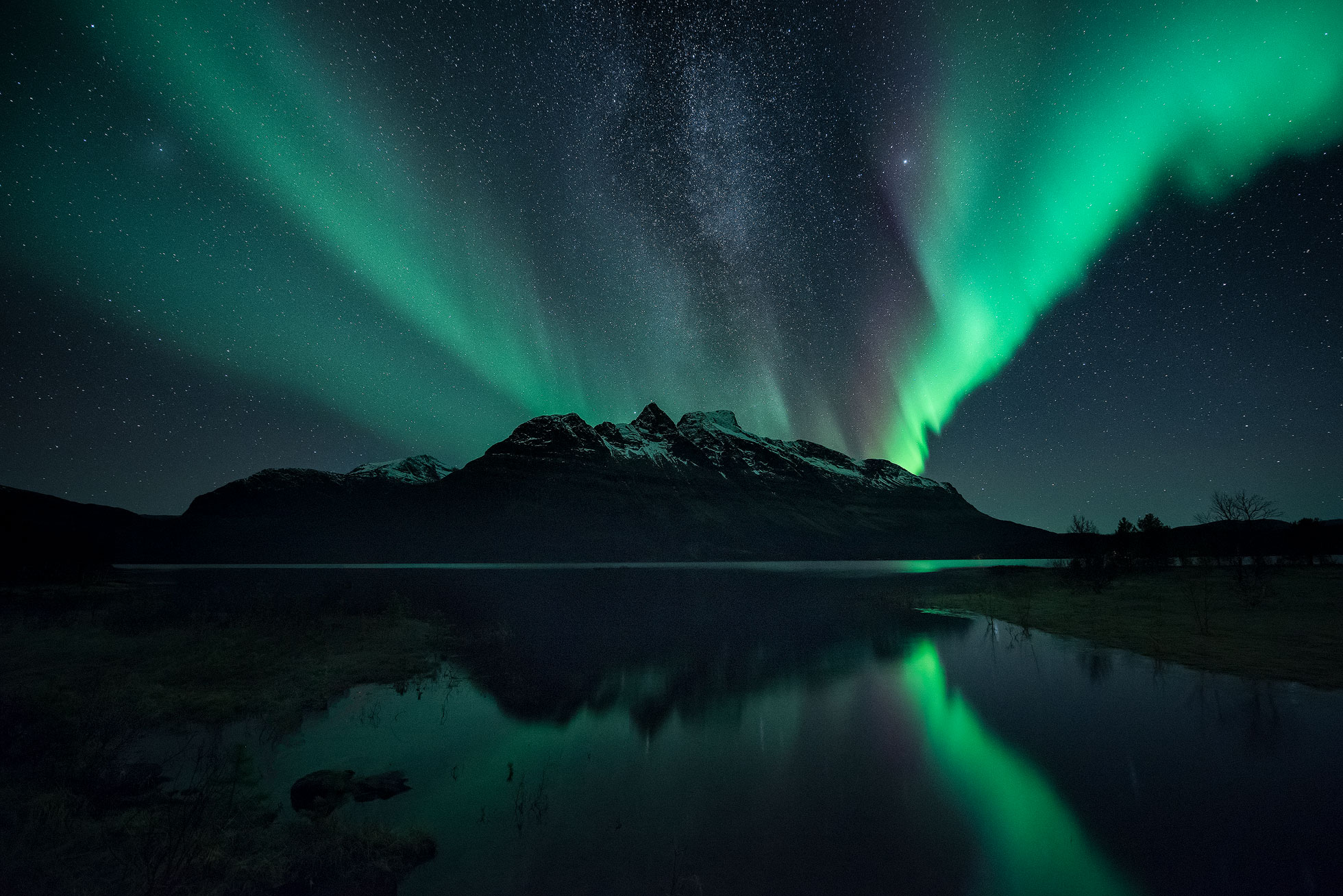 Skoddebergsvatnet-Aurora-Milky-Way.jpg