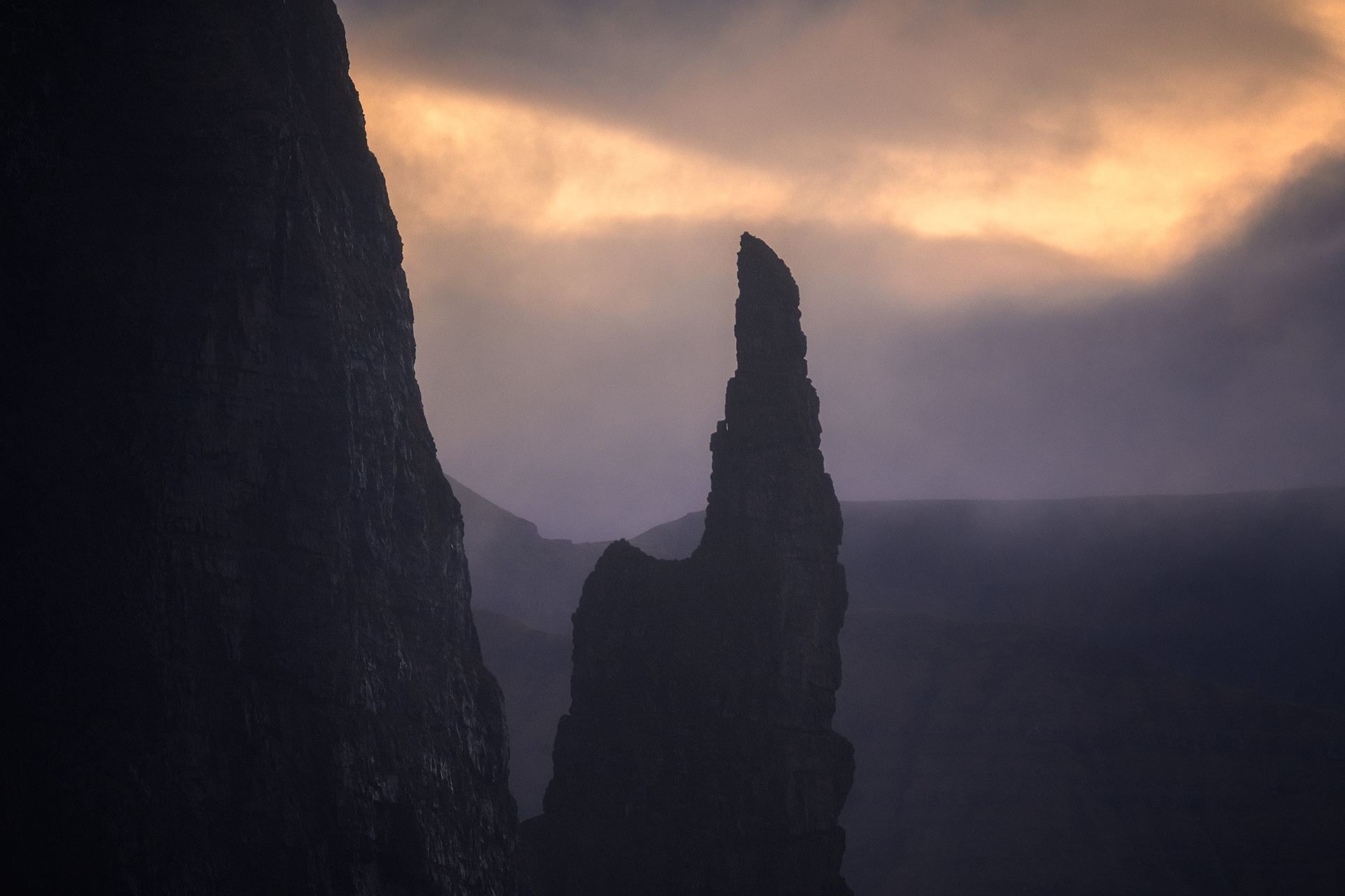 Faroe-Islands-Trollkonufingur-Sunrise.jpg