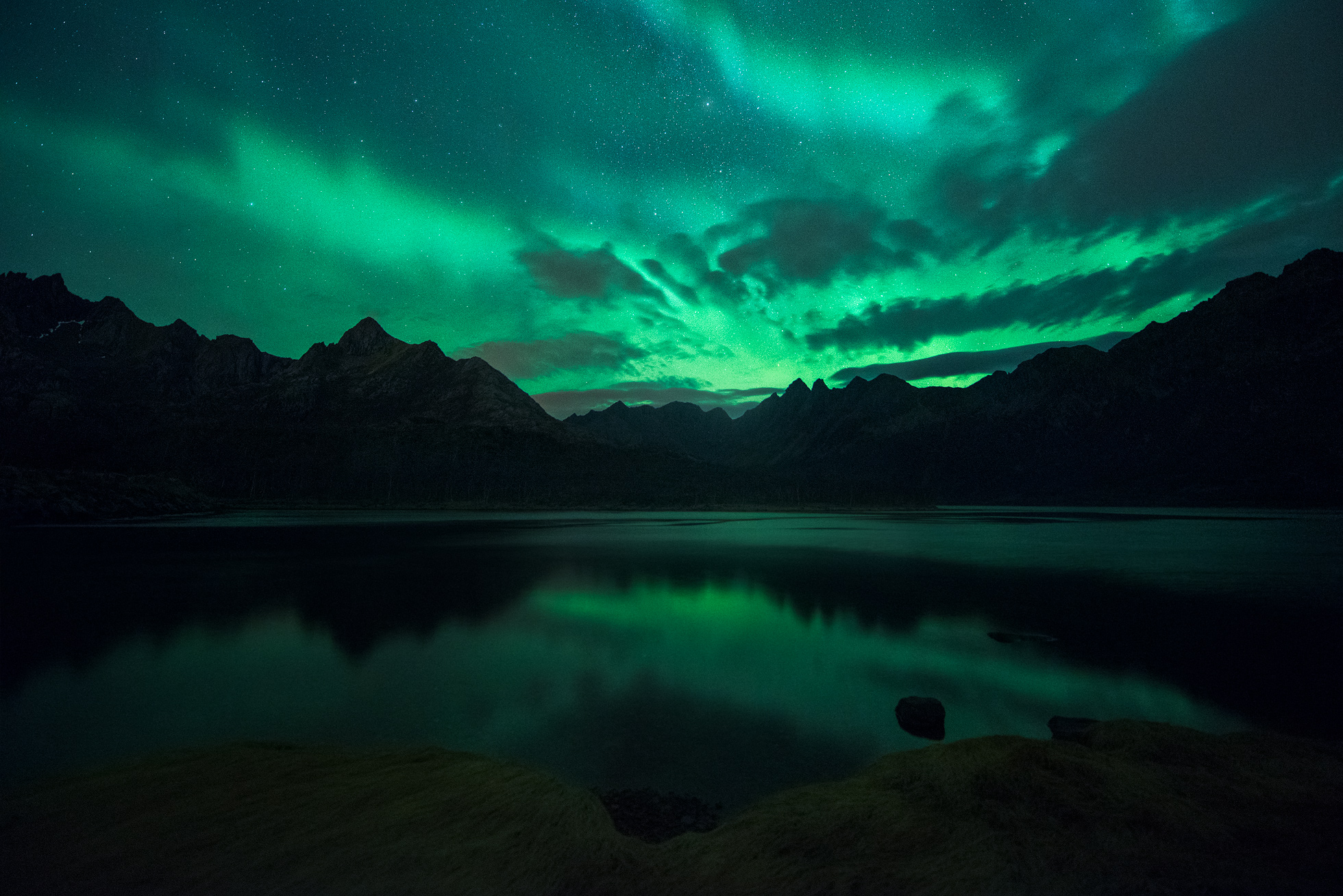 Lofoten-Aurora-Lake.jpg