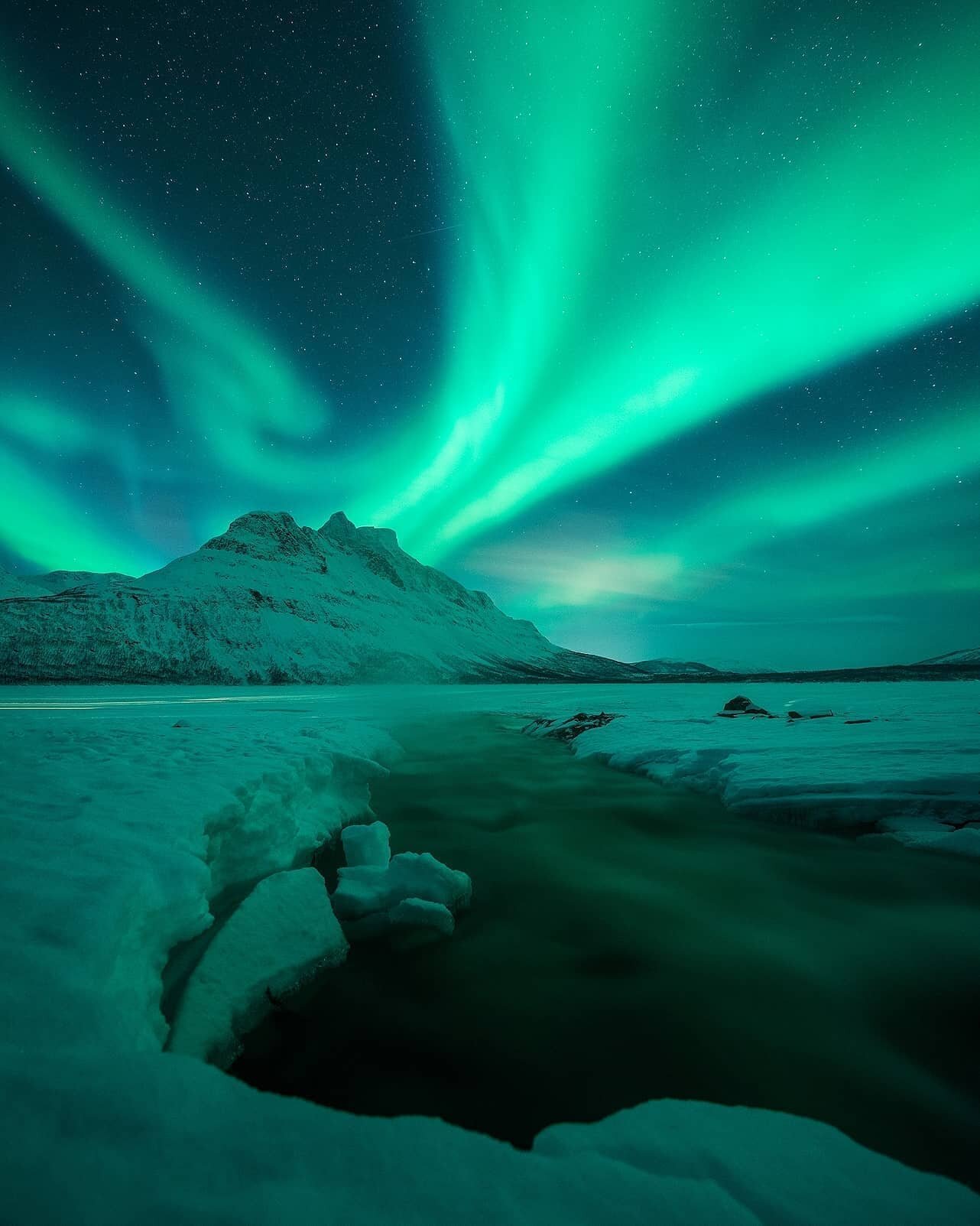 I'm super excited to share my brand new video course: Northern Lights Photography Made Easy! 

This is a course I've been working on for a while now and I teach all the secrets of capturing and processing amazing images of the night sky&rsquo;s most 