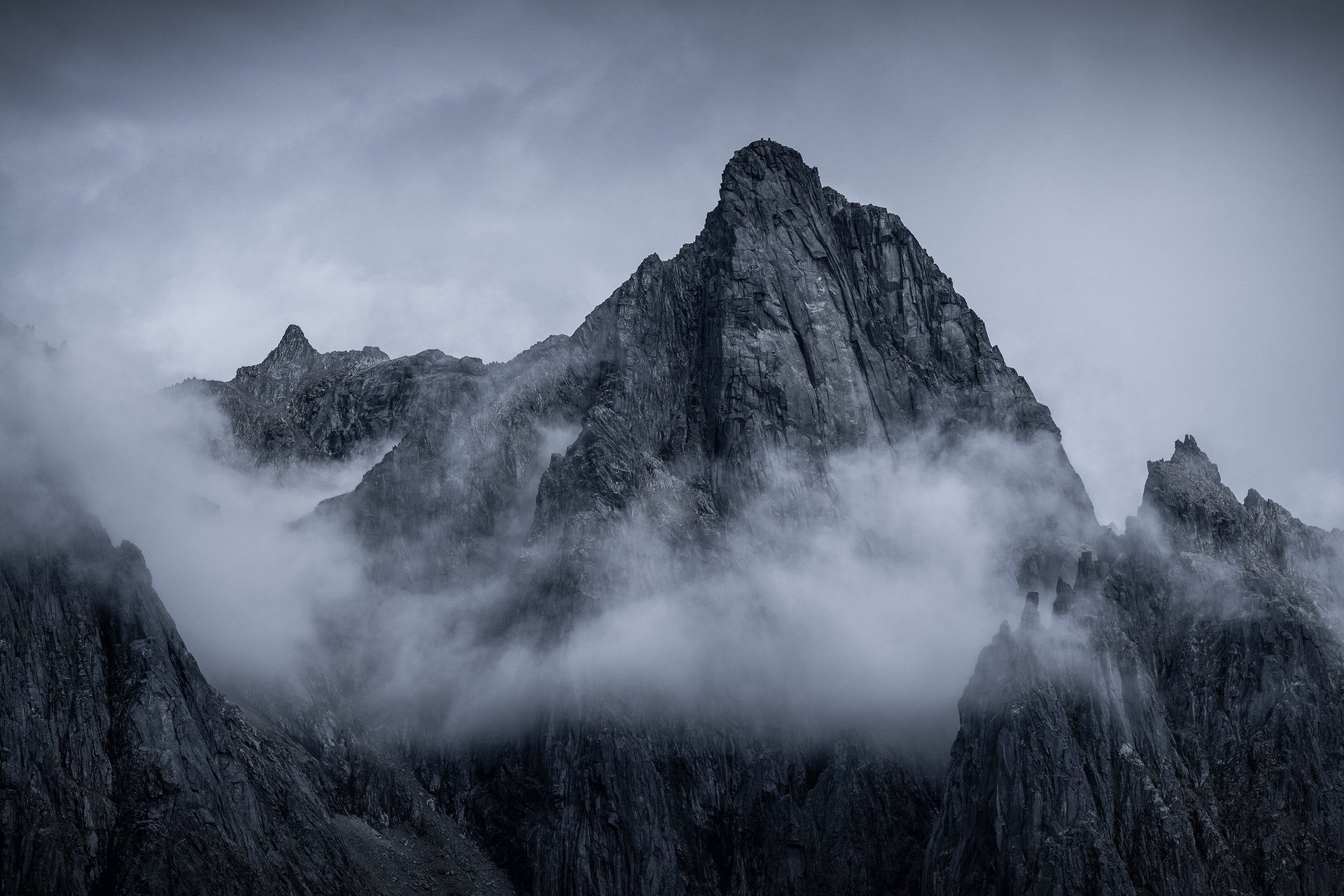 Lofoten-Mountains-09-23-1.jpg