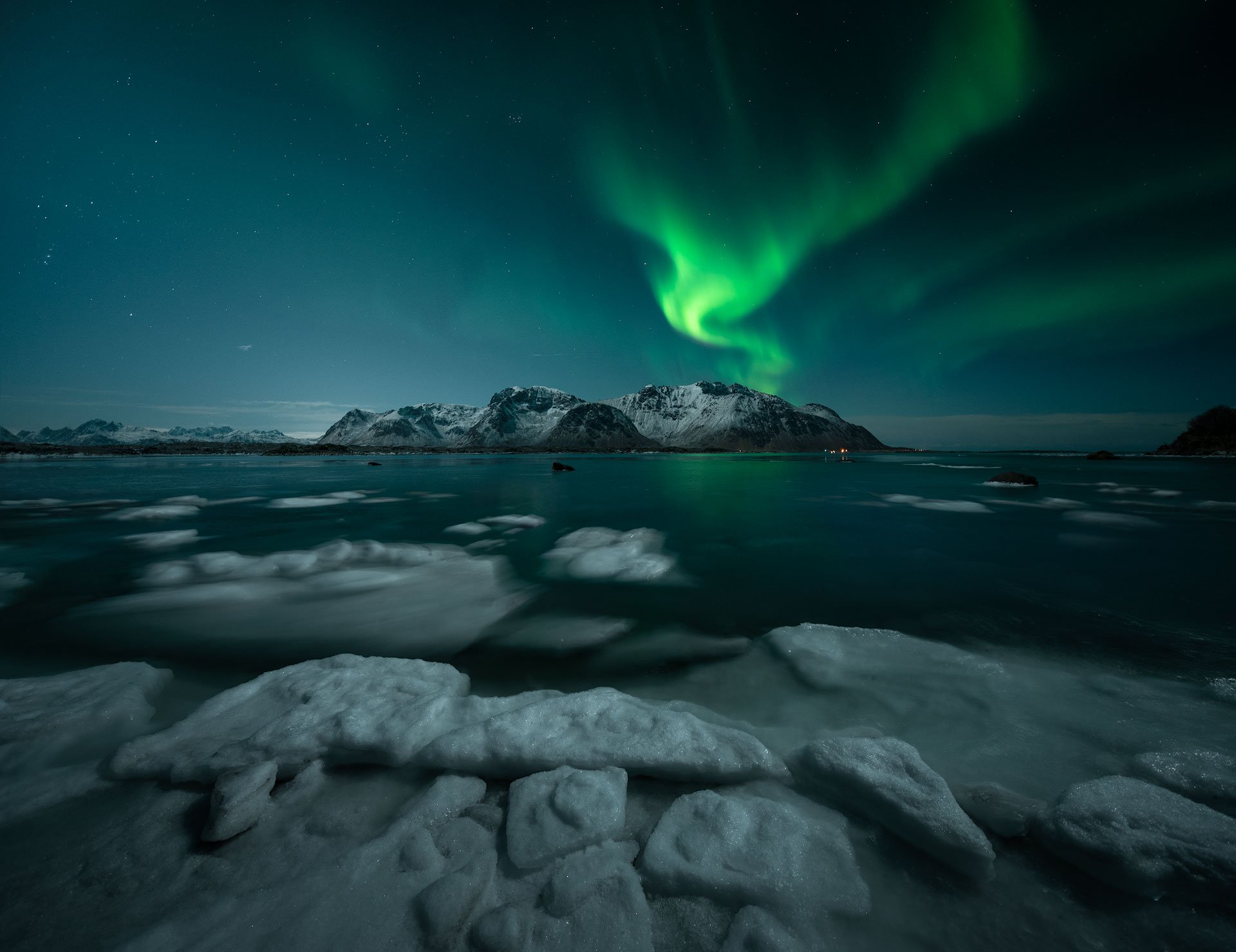 Lofoten-Full-Moon-Aurora-01-21-3.jpg