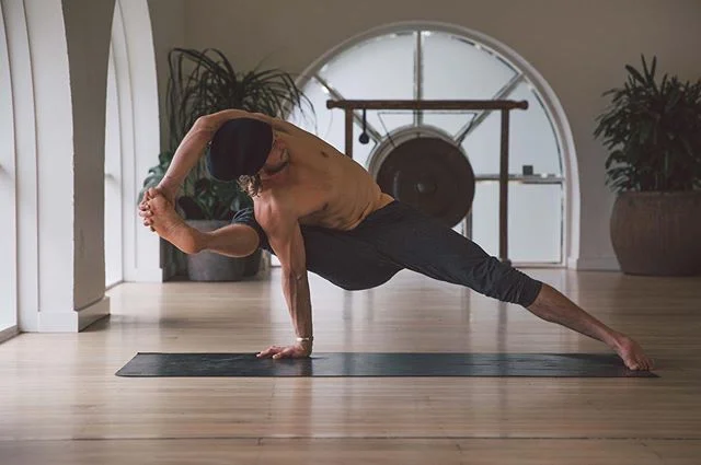 Trying to kiss my toe on one arm pose! Hah. I remember when I first started yoga training & teaching I got the same “buzz” I had playing sport. Having tried & aspired to play professional level golf & football for many years I found myself with a gaping void that needed filling & yoga seemed like a better fit than potato chips. I was so intrigued by what the body was capable of & loved the challenge of trying to lift my legs over my head while lying on my arms in 40 degrees of heat. Yea it’s a thing! I also loved the community & deeper understanding of the body, mind & soul & also some of the sweat & sweaty perks like the freshest threads from @lululemonausnz. But after a few years the magic went away. It became routine, I got beyond the surface level of “yoga” & found myself living like a cliche drinking green smoothie vegan, wearing camo skin tights (I don’t know if I should of shared that), living by ideologies & thinking the corporate world was some kind of trap. And most importantly I knew it just didn’t feel like my highest calling. Now that it’s no longer a full time job & I’ve rediscover my passion for creativity, advertising & the likes of surfing I’ve found space to enjoy yoga again in a much more balanced way & still practice most days. As one of my teachers, @portal.ido said: “too much of anything will kill you, even water”. 🤙🏼 #yoga #onearmthing #sweatlife #lululemon #yogalife #asana #golf #surf #stretch #bodymindandsoul #yolo #idoportal