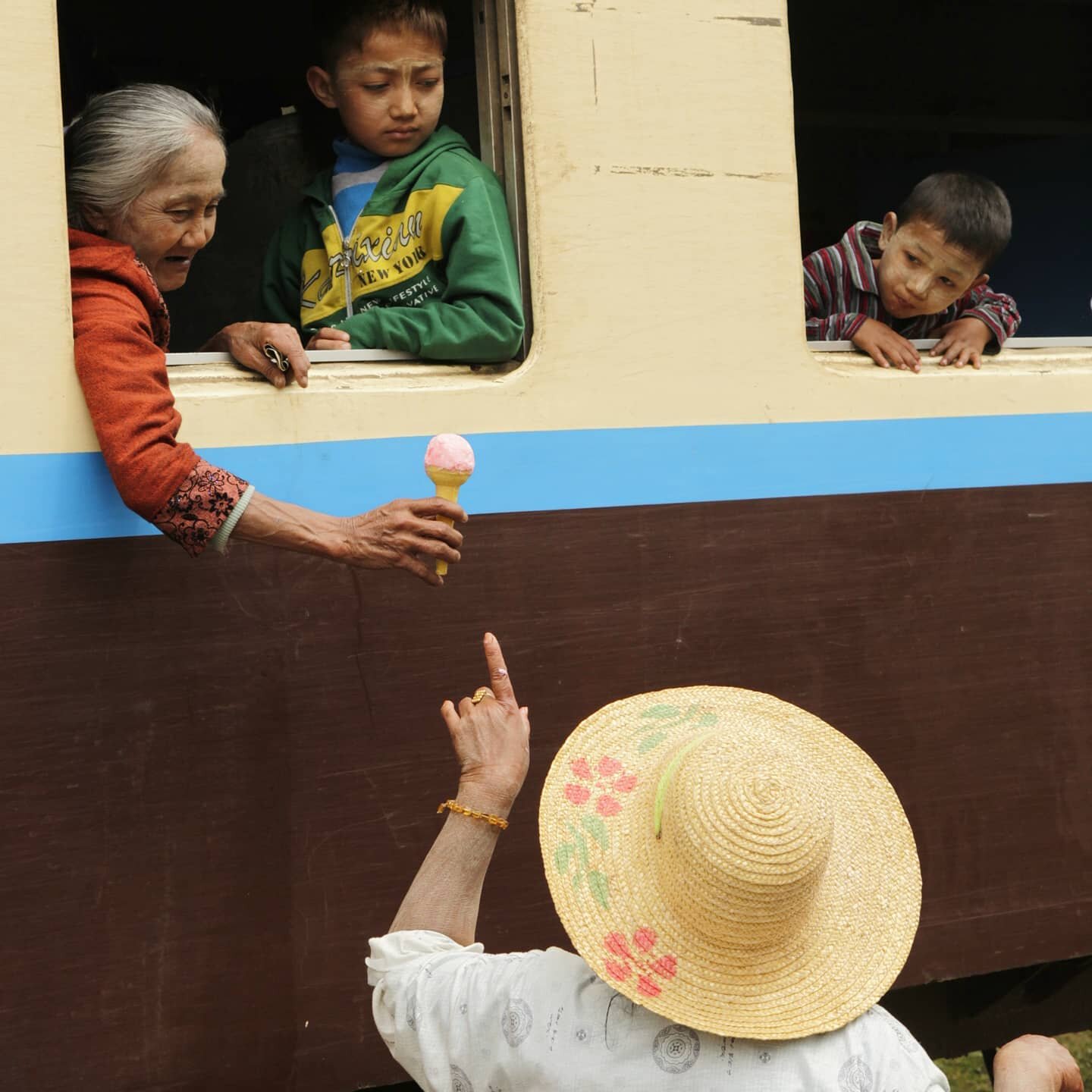 📷 Ice cream seller at train station
🌏 Hsipaw - Kyaukme, Myanmar

#lptreinreizen #guardiantravelsnaps #shanstate #inlelake #lpopavontuur #reportagespotlight #myanmar #birma #travelmyanmar #myanmartravel #myanmartrip #visitmyanmar #mymyanmar #asianwa