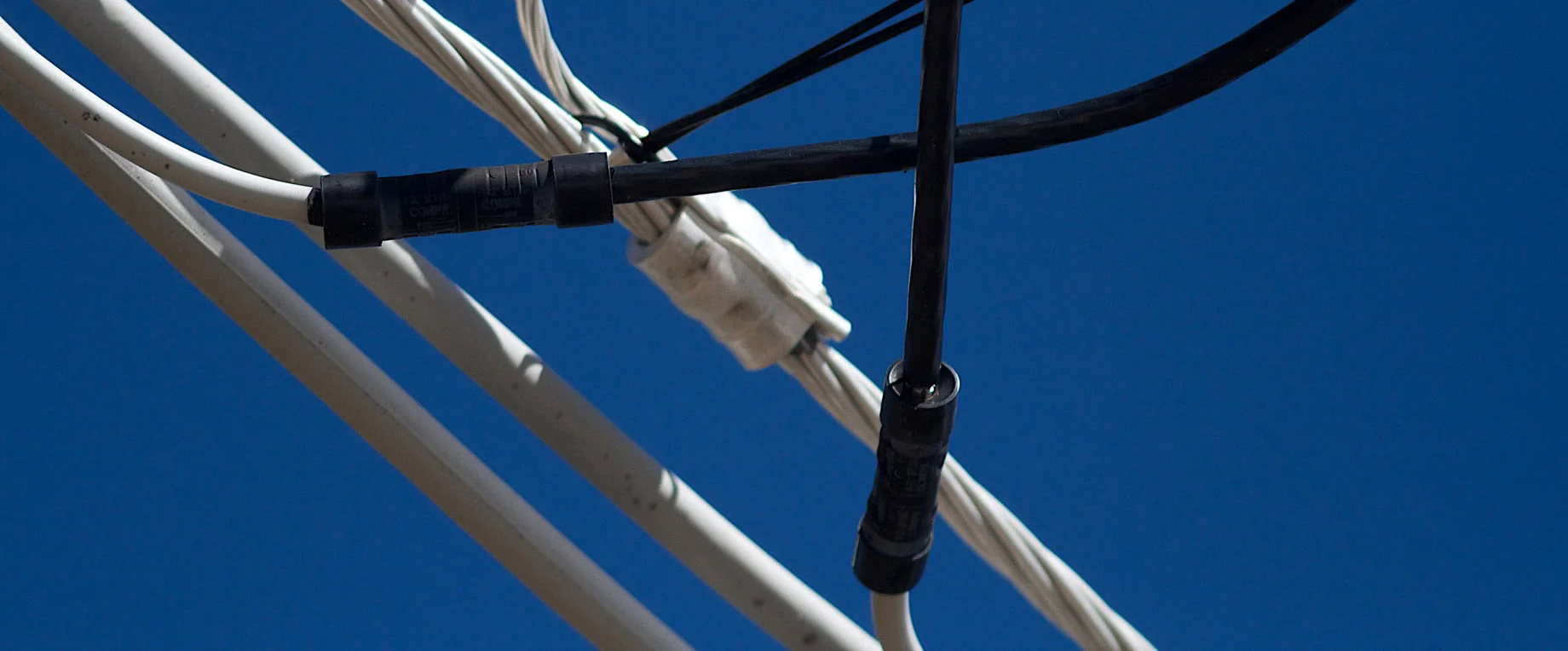 " Cabled " by Alan Levine is licensed under CC BY 2.0 / Cropped from original