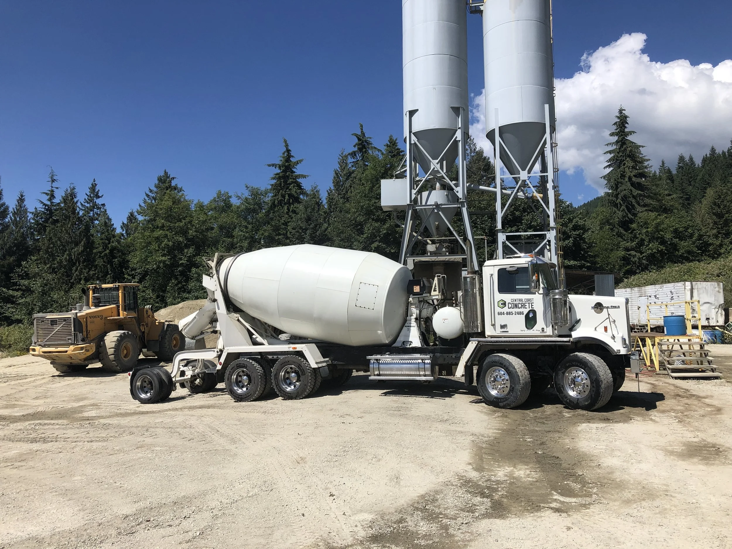 Just added 2 tandem tandem 10.5m3 mixers to our fleet to better serve our clients..