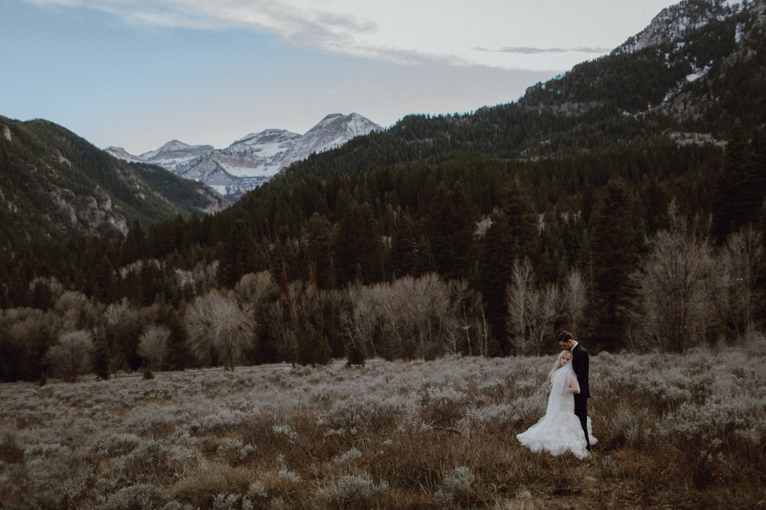 Adventurous wedding photography in a canyon