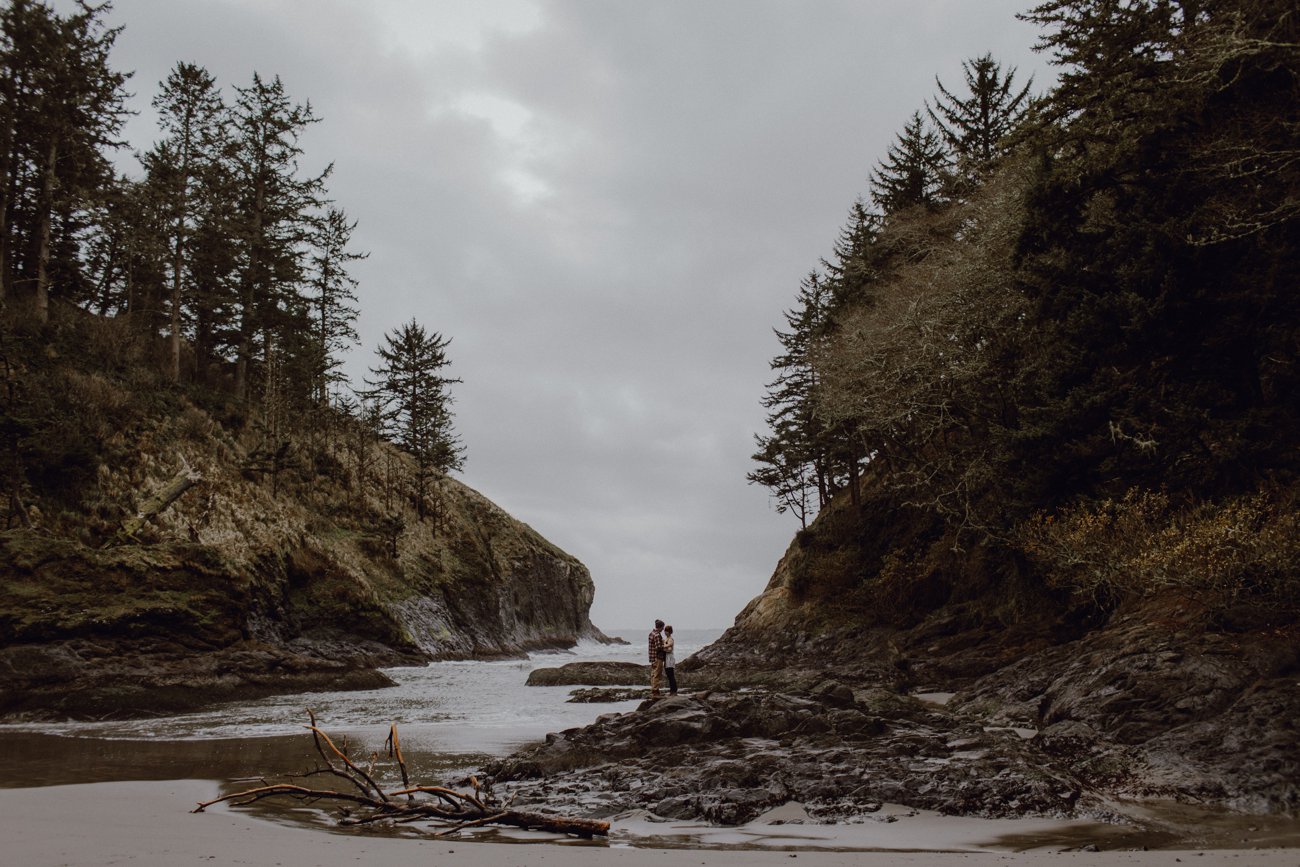 Engagement session at the Oregon Coast by Catalina Jean