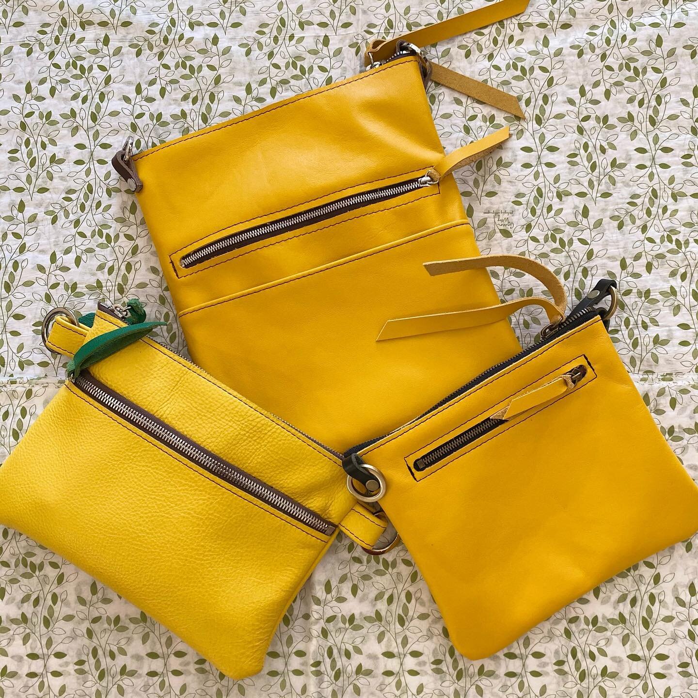 Spice up your look with a bright bag. #renate #fanny #ac/dc @riversidestudios