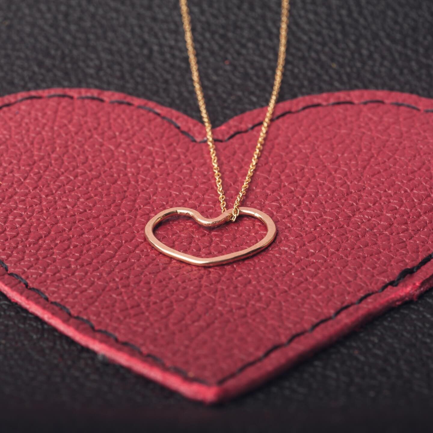 Happy Valentine&rsquo;s Day Friends&hellip; 14K Gold Heart Necklace by Sondrea @sondrealarsen 💛Black Leather Red Heart Wrist Bag by Kahlil @kahlilacc &hearts;️
#hammeredgold #goldlover #goldlife #14krosekgold #goldsmith #goldjewelry #tahoeartist #je