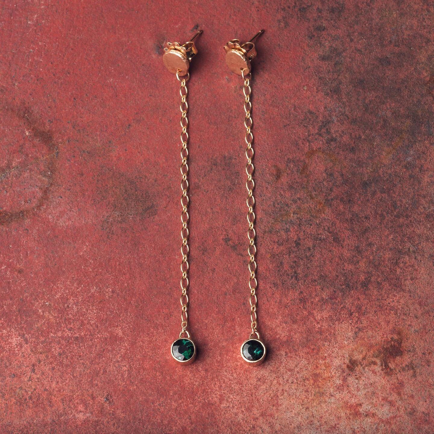 18K Gold Chain Earrings with Tourmaline and 14K Gold Discs nut by Sondrea Larsen @sondrealarsen &nbsp;#tourmaline #goldearrings #goldsetting #goldlife #18k #14k #14kgold #18kgold #goldsmith #goldjewelry #goldlover #jewelry #jewelrymaker #tahoeartist 