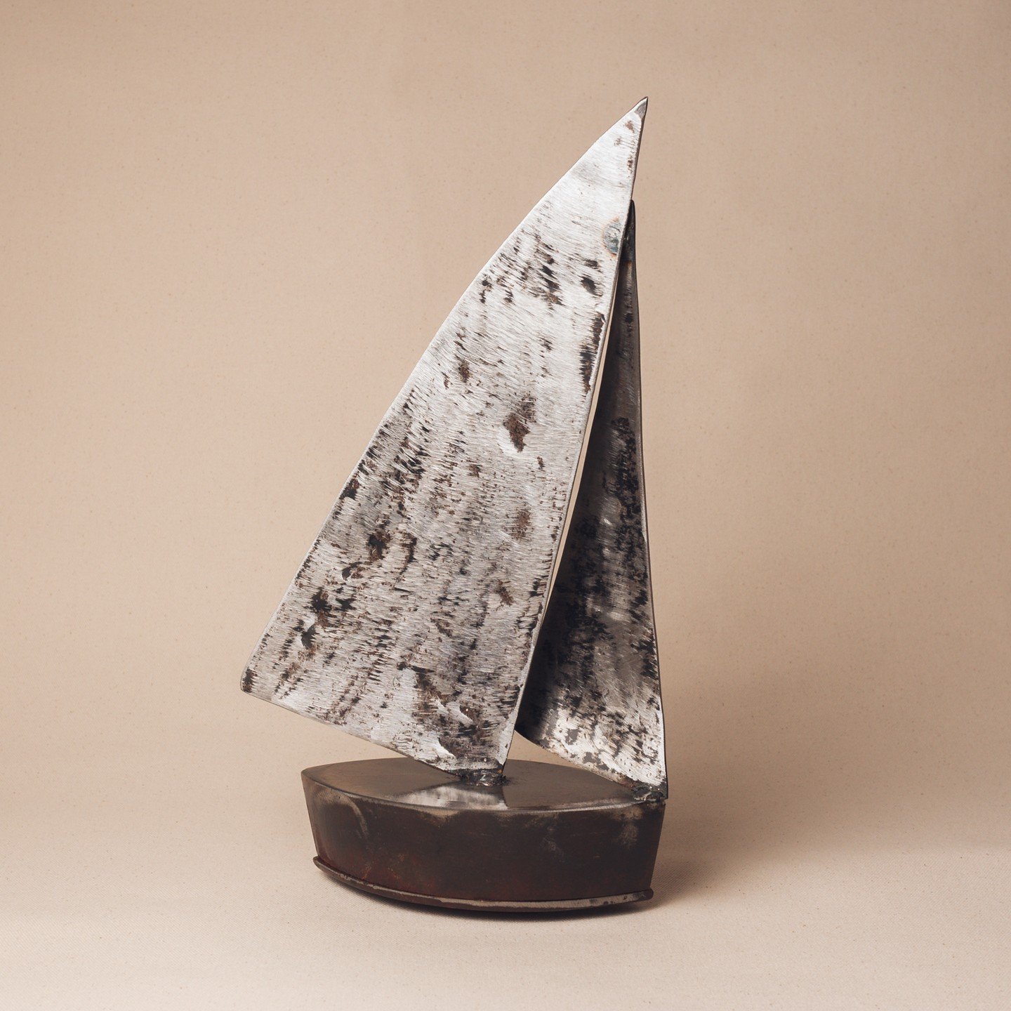 Here's a fun repurposed antique piece we have in the shop made by Pat @wildhairwelding ⛵️ The hull of the boat is an antique iron flipped upside down. 

#antiqueart #folkart #sailinglife #metalwork #ironwork