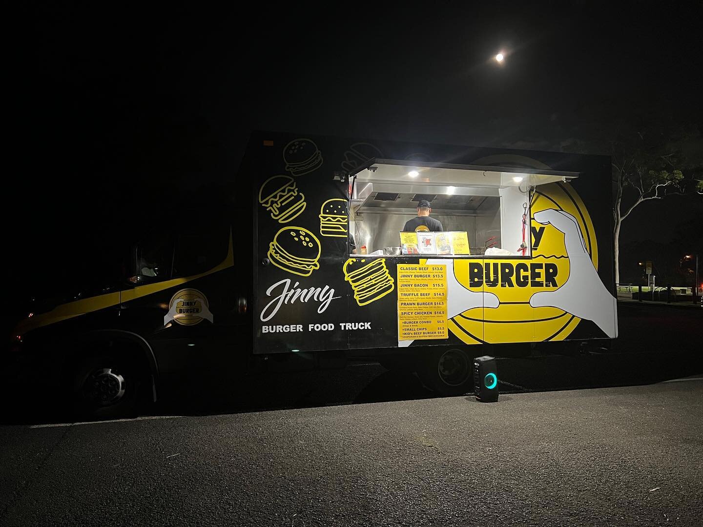 Always time for a #JinnyBurger and the moon tonight! @jinny.burger #themoon